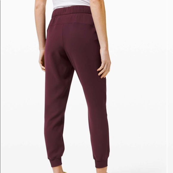 Lululemon Woven On the Fly Jogger in Cassis - Picture 3 of 8